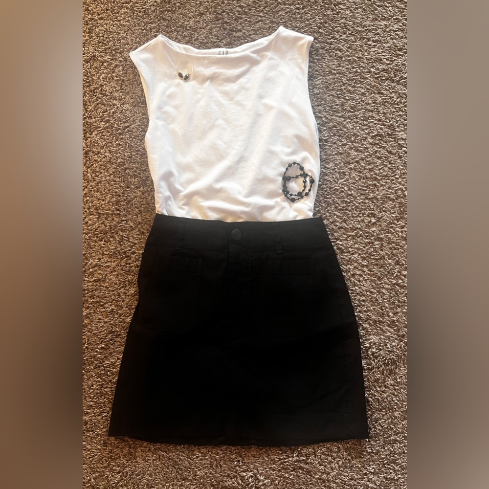 Anthropologie
Maeve Brand
Black 
Small
Zip up front
Mini Skirt